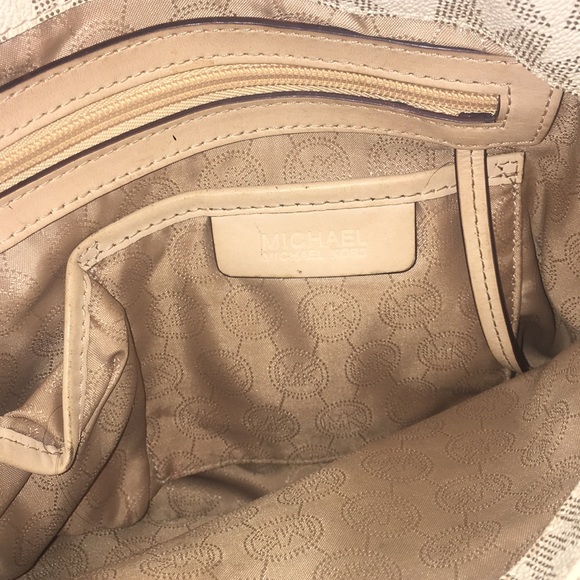 Michael Kors Signature Purse. - Picture 3 of 8